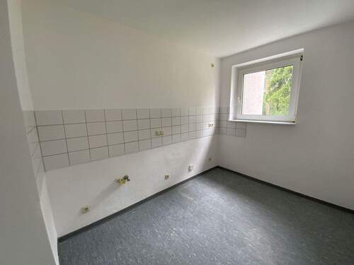 Helle Küche mit modernem Fliesenspiegel.JPG - 3 Zimmer Etagenwohnung in Stadtallendorf