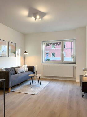 Wohnzimmer - Kernsaniert & sofort bezugsfrei! Zentrale 2,5 Zi. EG-Wohnung mit Keller - für Senioren, Paare, WG