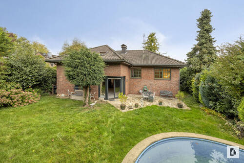 Gartenansicht mit Pool - 7 Zimmer Einfamilienhaus zum Kaufen in Meerbusch-Ilverich