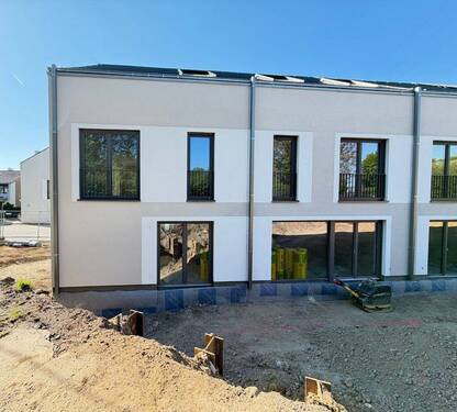 Ausschnitt Baustelle RH - NEUBAU . GKS Rodehof . Energie-Effizienzhaus . 5 Zimmer ca. 165 m² Wfl. . sonniger Gartenanteil .