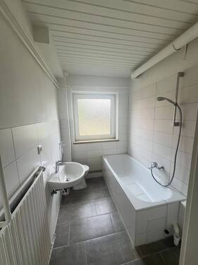 Bad - 2x kleine, renovierte 3-Zimmer-Wohnung frei