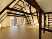 Wohnzimmer mit neuem Fußboden - Individuelle 2,5-Zimmer-Stadtwohnung im Herzen Lüneburgs