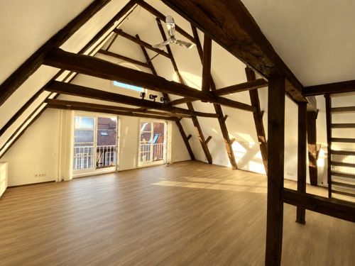 Wohnzimmer mit neuem Fußboden - Individuelle 2,5-Zimmer-Stadtwohnung im Herzen Lüneburgs