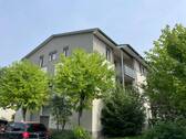 Hausansicht - Helle, sofort beziehbare 3,5-Zimmer-DG-Wohnung mit Balkon u. TG-Stellplatz