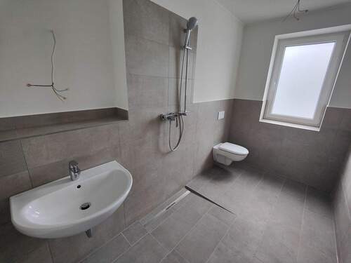 Duschbad - Duschkabine wird vor Einzug eingebaut - 