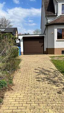 Einfahrt mit Garage - 