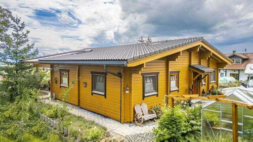 Nordost-Ansicht - Gemütlich und Energieeffizient - Massiver Blockhaustraum für die junge Familie