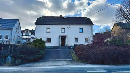 Straßenfront - 7 Zimmer Einfamilienhaus in Ringenhain