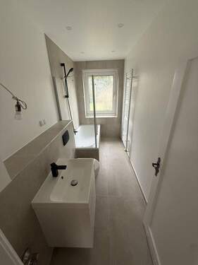 Badezimmer mit Badewanne - Etagenwohnung mit 68,00 m&sup2; in Hamburg zum Kaufen