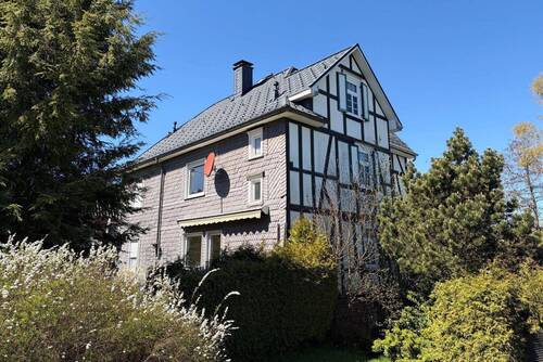 Ansicht aus dem Garten - 6 Zimmer Mehrfamilienhaus, Wohnhaus zum Kaufen in Erndtebrück