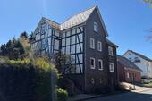 Straßenansicht - Mehrfamilienhaus, Wohnhaus mit 188,00 m&sup2; in Erndtebrück zum Kaufen