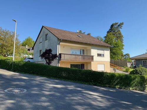 Seitenansicht - 9 Zimmer Mehrfamilienhaus, Wohnhaus zum Kaufen in Burgpreppach