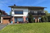 Strassenansicht - 7 Zimmer Mehrfamilienhaus, Wohnhaus zum Kaufen in Bad Laasphe