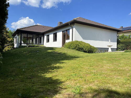 Süd West Ansicht vom Garten - Großzügiges Wohnen auf einer Ebene ! Massivbau Winkelbungalow in Waldrandlage auf Traumgrundstück