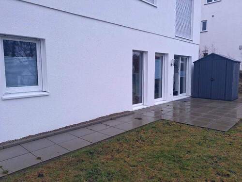 Großes Fensterfront mit Terrasse - 