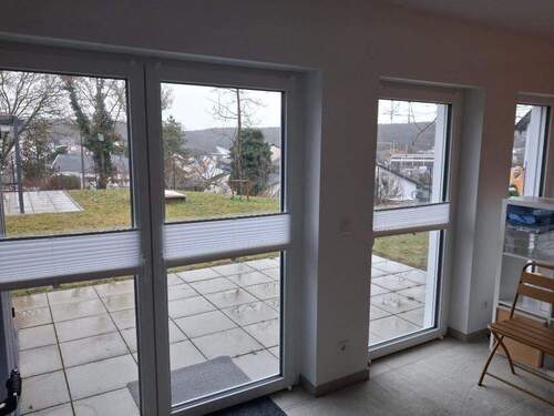 Blick vom Wohnraum in den Garten - 