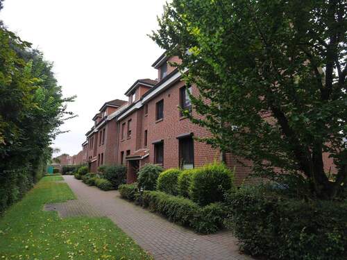 Hausansicht - Renovierte 2-Zimmer-Wohnung mit Loggia