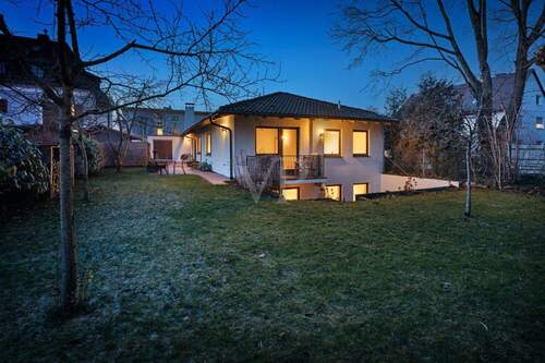 Gartenansicht Abend - 6 Zimmer Einfamilienhaus zum Kaufen in München