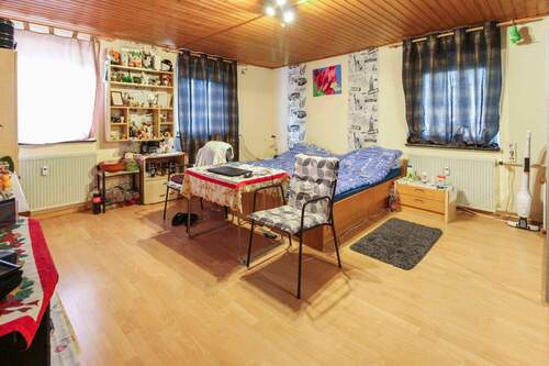 Schlafzimmer 1. OG links - 