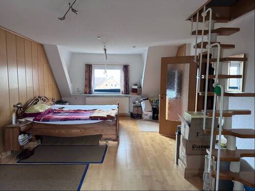 Schlafzimmer DG mit Treppe z. Spitzboden - 