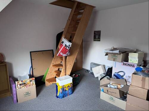 Zimmer OG mit Treppe z. Spitzboden - 