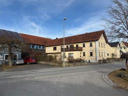 Außenansicht - Ansicht 1 - Idylle pur - Liebevoll ökologisch saniertes Zweifamilienwohnhaus mit Scheune und zwei Garagen zwischen Bamberg und Ku...