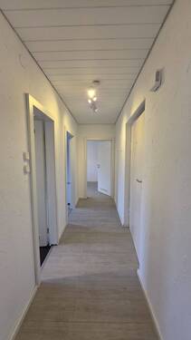 Flur - Helle, modernisierte 45-m²-Wohnung mit Einbauküche in Fürth – sofort bezugsfrei