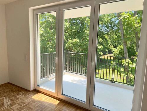 Blick von innen nach außen - (KI generiert) - 2 Zimmer Etagenwohnung zum Kaufen in Berlin