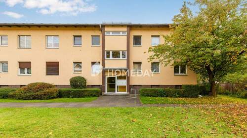 Außenansicht 2 - Gepflegte 3-Zimmer-Wohnung mit Loggia und Keller