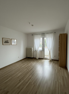 Schlafzimmer mit Balkonzugang WE18 - 3 Zimmer Etagenwohnung in Göttingen