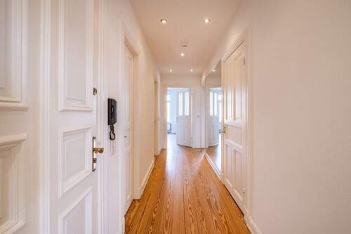 Flur - Altbau von seiner besten Seite : stilvolle 3-Zimmer-Wohnung in sehr ruhiger Lage von Winterhude