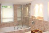 Ein neueres Badezimmer - 