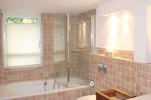 Ein neueres Badezimmer - 