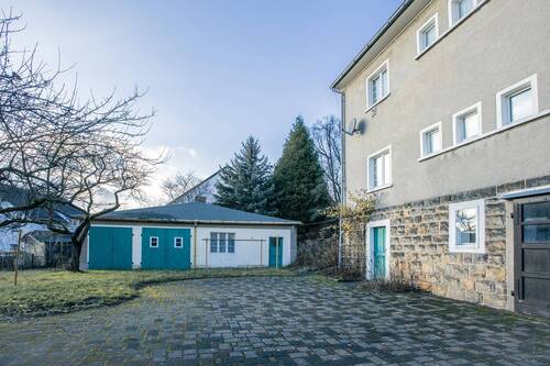 Blick in Hof - 8 Zimmer Mehrfamilienhaus, Wohnhaus in Neustadt in Sachsen