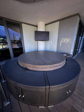 Whirlpool mit Outdoor TV - 