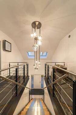 Lichtdurchflutetes Treppenhaus - 5 Zimmer Einfamilienhaus in Gera