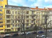 Blick aus dem Balkon - Sanierte City-Wohnung in begehrter Wohnlage nahe Steinplatz – mit separatem Tiefgaragenstellplatz bei Bedarf