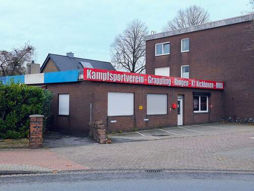 Aussenansicht mit Parkplätzen - Günstige Gewerbefläche 4,5€m² für Studio, Praxis, Büro in optimaler Lage, 381m², Meppener Str., Parkplätze