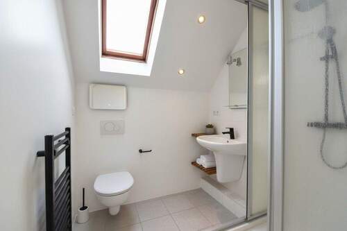 Duschbad Dachgeschoss illustriert - 