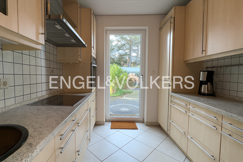 Küche mit Zugang zur unteren Terrasse - 