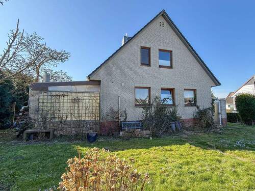 Seitliche Hausansicht - 5 Zimmer Einfamilienhaus zum Kaufen in Haseldorf