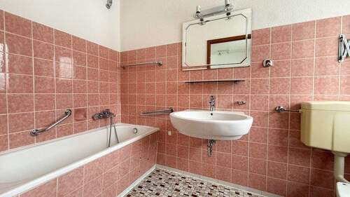 Tageslichtbad mit Badewanne - 