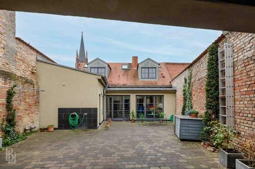 Hofansicht - Verkauf im Nießbrauch: 3-Zimmer-Einfamilienhaus mit Innenhof & Remise auf der Insel Werder (Havel)