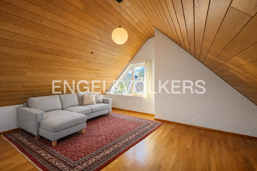 Helles Dachgeschoss mit Wohnbereich - 