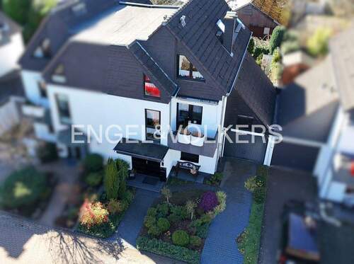 Frontansicht des Hauses mit Vorgarten - 6 Zimmer Doppelhaushälfte zum Kaufen in Hilden