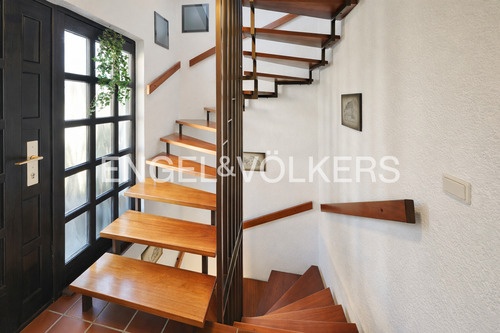 Lichtdurchflutetes Treppenhaus - 