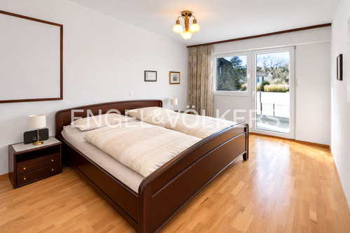 Helles Schlafzimmer mit Balkonzugang - 