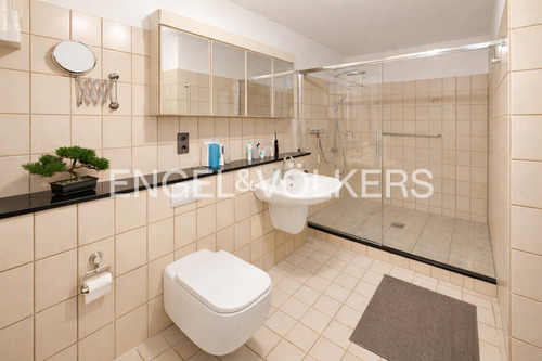 Bad mit sehr großer Dusche - 