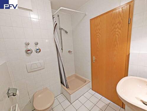 2.OG Bad Referenzeinheit unrenoviert - 