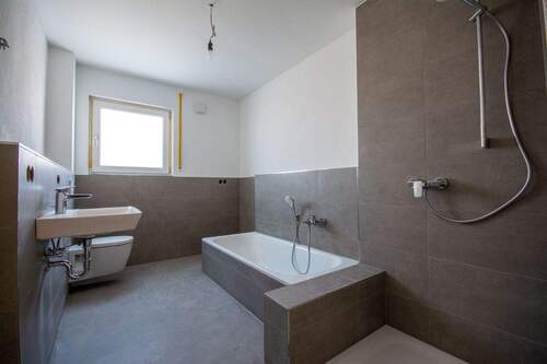 Tageslichtbad mit Wanne und Dusche - 